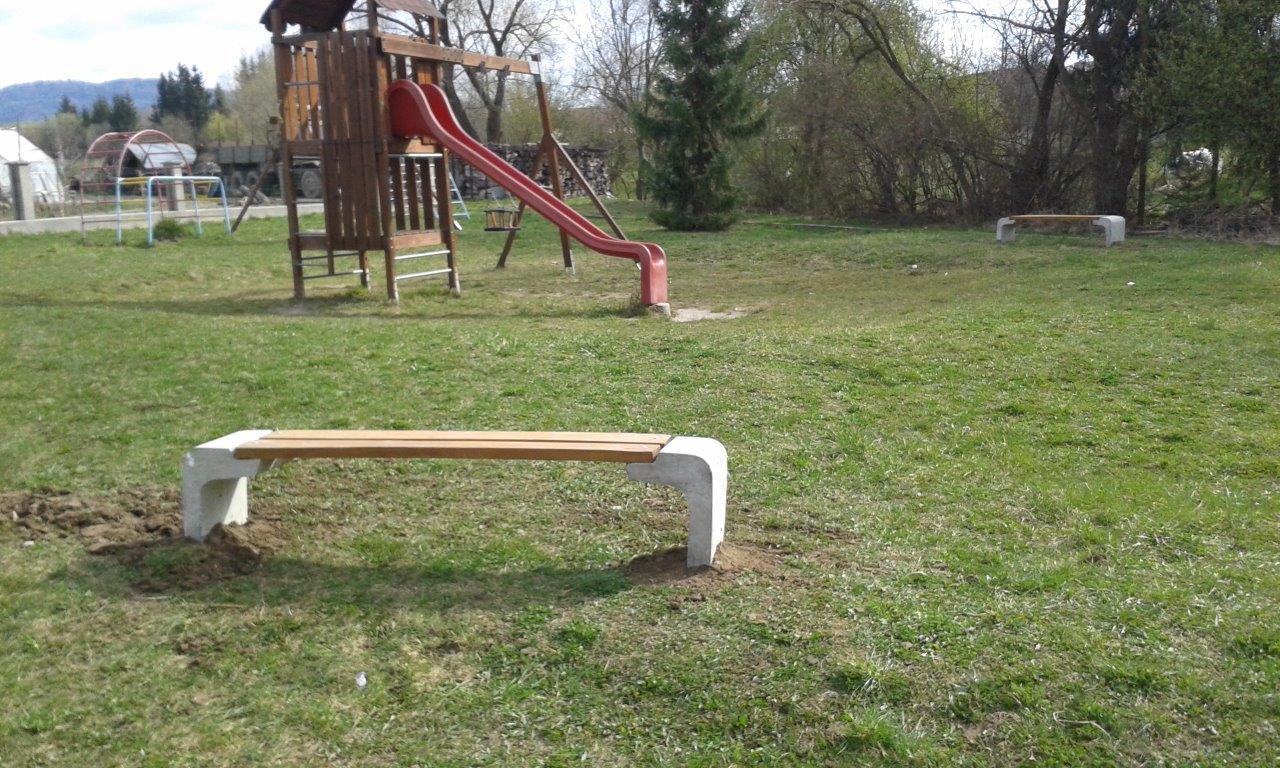 Fotogaléria Lavičky na detskom ihrisku (1) Lavičky na detskom ihrisku
